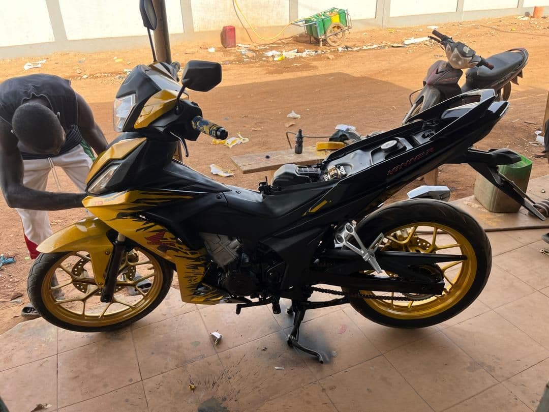 On fait également la peinture des Moto et décoration et également décoration des car de transport en commun et voiture personnelle et véhicules pour entreprises également