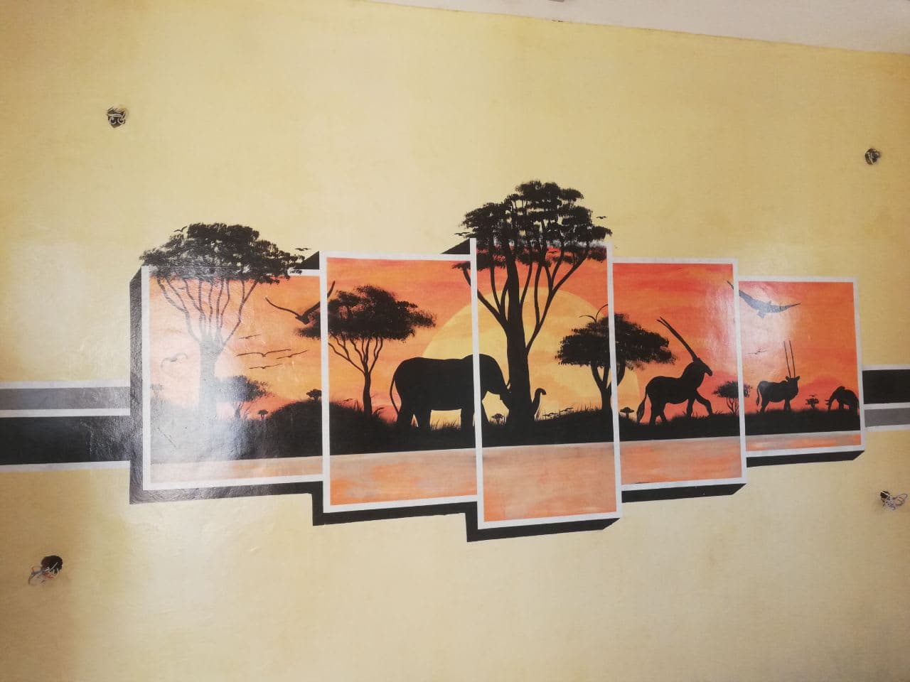 Une pièce dont on a décoré un tableau d'art